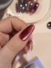 gelpolish van het merk DNKa' in de kleur '0037 Cat's Eye Silk' - donker rode tint