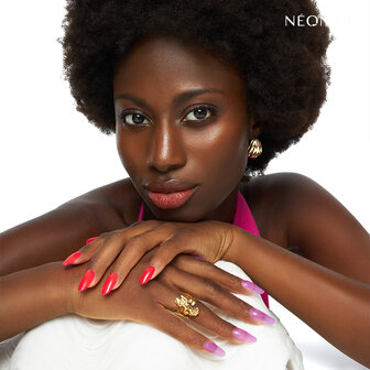 Manicure met de gelpolish kleur Glowing Coral