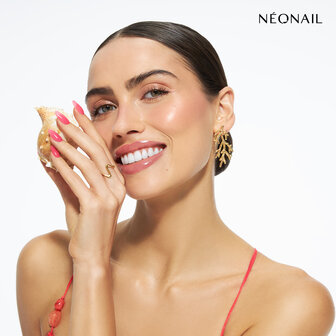 Semi-transparante gelpolish in de kleur &#039;Underwater Ballet&#039; aangebracht op nagels