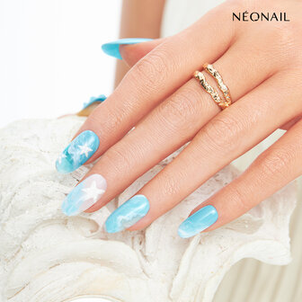 Gelpolish in de kleur &#039;Shimmering Waves&#039; aangebracht op nagels