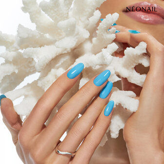 Gelpolish in de kleur &#039;Dive Into Blue&#039; aangebracht op nagels