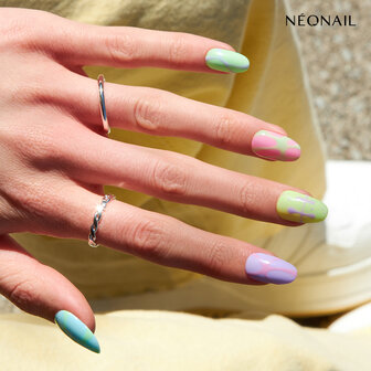 manicure met de kleur &#039;Sonic Pulse&#039; van NEONAIL - paarse tint