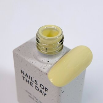 gelpolish in de kleur &#039;Banana Gelpolish&#039; van NAILS OF THE DAY - pastel gele tint