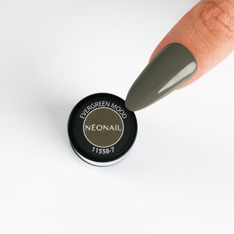 gelpolish in de kleur &#039;Evergreen Mood&#039; van NEONAIL - groene herfst tint