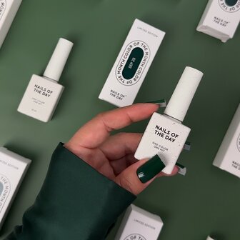 NOTD Color of the Month &ndash; September 2025 Everroot - donker groene herfst tint