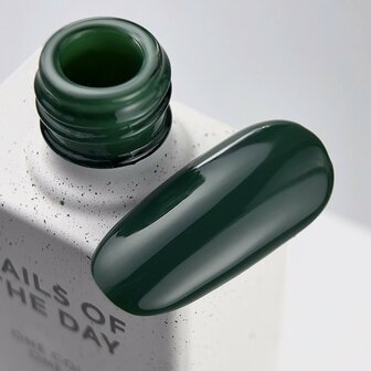 NOTD Color of the Month &ndash; September 2025 Everroot - donker groene herfst tint
