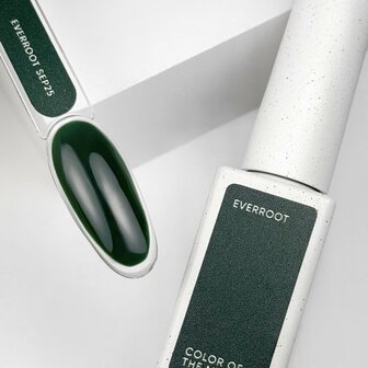NOTD Color of the Month &ndash; September 2025 Everroot - donker groene herfst tint