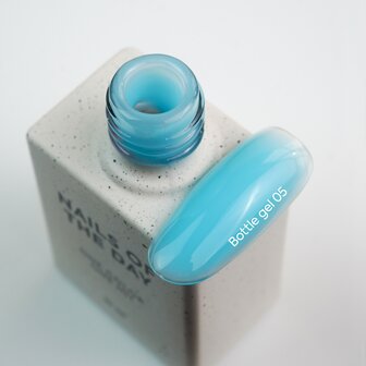 NOTD  Bottle Gel 05 van het merk Nails Of The Day - blauwe tint 