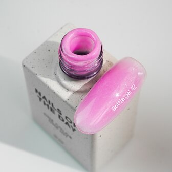 NOTD  Bottle Gel 42 van het merk Nails Of The Day - roze tint