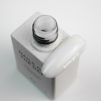 NOTD  Bottle Gel 23 van het mer Nails Of The Day - witte tint