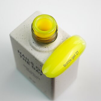 Bottle Gel 27 van het merk Nails Of The Day - gele tint