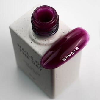 Bottle Gel 19 van het merk Nails Of The Day - donker rode tint