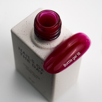 NOTD  Bottle Gel 18 van het merk Nails Of The Day - rode tint