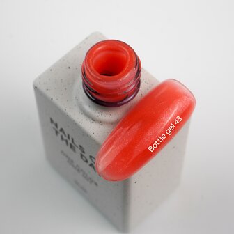 Bottle Gel 43 van het merk Nails Of The Day - rode tint
