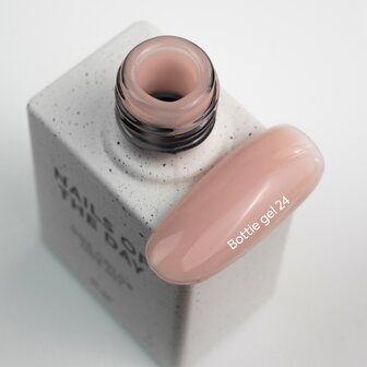Bottle Gel 24 van het merk Nails Of The Day - bruine tint