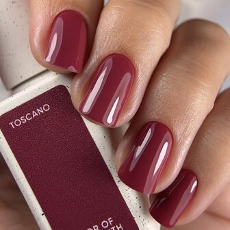 NOTD Color of the Month &ndash; October 2025 Toscano - donker rode tint