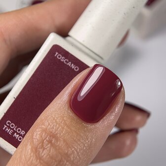 NOTD Color of the Month &ndash; October 2025 Toscano - donker rode tint