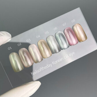 gelpolish in de kleur &#039;Korean cat eye 08 &#039; van het merk Nails Of The Day - roze tint