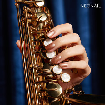 manicure met de gelpolish kleur &#039;Frozen Flame&#039; van het merk NEONAIL - gouden metallic tint