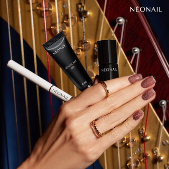 manicure met de gelpolish kleur &#039;Snowlit Gold&#039; van het merk NEONAIL - gouden glitter tint