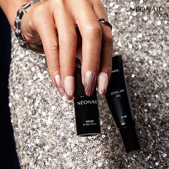 manicure met de gelpolish kleur &#039;Melting Rose&#039; van het merk NEONAIL - roze metallic tint