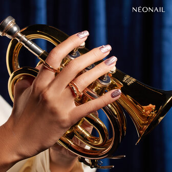 manicure met de gelpolish kleur &#039;Lavender Glow&#039; van het merk NEONAIL - paarse metallic tint