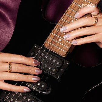 manicure met de gelpolish kleur &#039;Artic Violet&#039; van het merk NEONAIL - paarse glitter tint