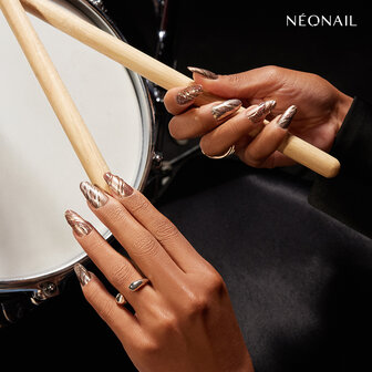 manicure met de gelpolish kleur &#039;Silver Sheen&#039; van het merk NEONAIL - zilveren metallic tint