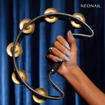 manicure met de gelpolish kleur &#039;Icy Allure&#039; van het merk NEONAIL - zilveren glitter 