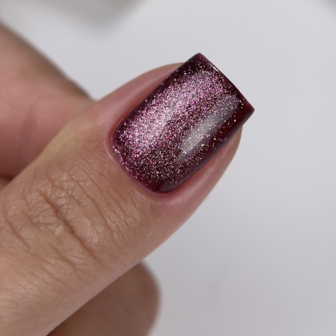 Cat Eye gelpolish van het merk Nails Of The Day '05' - donker roos paarse tint 