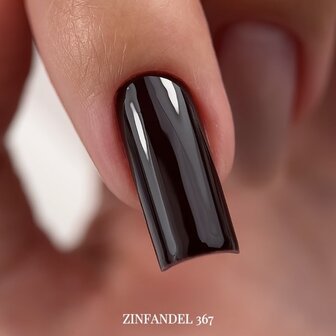 Nails Of The Day gelpolish in de kleur 'Zinfandel' - donker rode tint