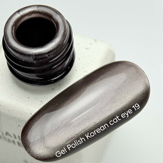 Korean Cat Eye '19' van Nails Of The Day - bruine tint