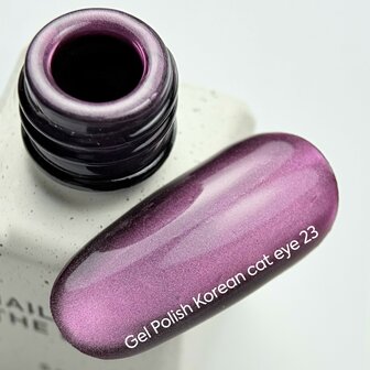 Cat Eye gelpolisch van het merk Nails Of The Day in de kleur '23' - paarse tint