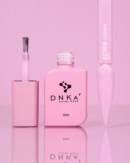 Cover Base van het merk DNKa' in de kleur ' 0026 Sweet' - roze tint