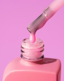 Cover Base van het merk DNKa' in de kleur ' 0026 Sweet' - roze tint