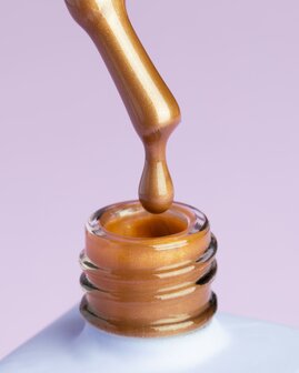 gelpolish van het merk DNKa' in de kleur ' 0031 Cat's Eye Silk' - gouden bronzen tint