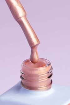 gelpolish van DNKa' in de kleur '0032 Cat's Eye Silk' - roze tint