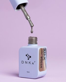 gelpolish van DNKa' in de kleur ' 0034 Cat's Eye Silk' - bruin grijze tint