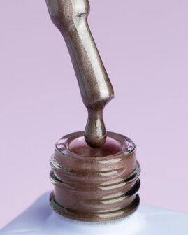 gelpolish van het merk DNKa' in de kleur '0035 Cat's Eye Silk' - bruine tint