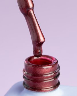 gelpolish van het merk DNKa' in de kleur '0037 Cat's Eye Silk' - donker rode tint