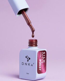 gelpolish van het merk DNKa' in de kleur '0037 Cat's Eye Silk' - donker rode tint