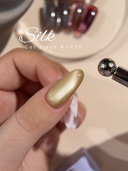 gelpolish van DNKa' in de kleur '0030 Cat's Eye Silk' - gouden tint 