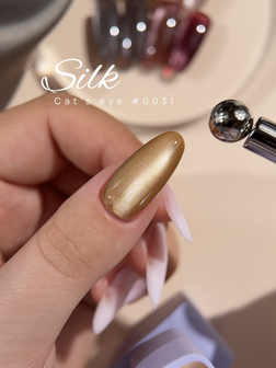 gelpolish van het merk DNKa' in de kleur ' 0031 Cat's Eye Silk' - gouden bronzen tint