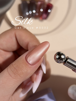 gelpolish van DNKa' in de kleur '0032 Cat's Eye Silk' - roze tint