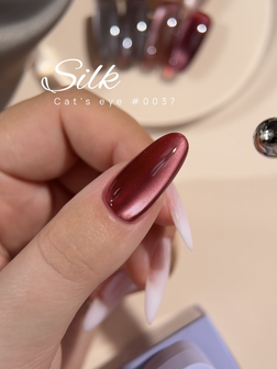 gelpolish van het merk DNKa' in de kleur '0037 Cat's Eye Silk' - donker rode tint