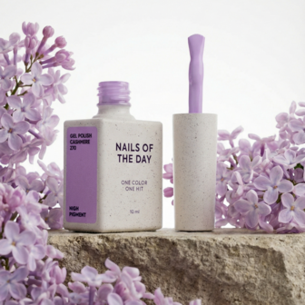 gelpolish in de kleur 'Cashmere' van Nails Of The Day - pastel paarse tint