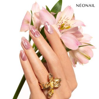 gelpolish in de kleur 'Glimmering Blush' van NEONAIL - cat eye ti