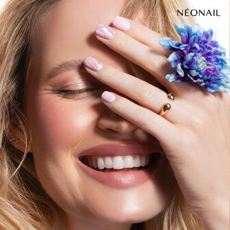 gelpolish in de kleur 'Glimmering Blush' van NEONAIL - cat eye ti