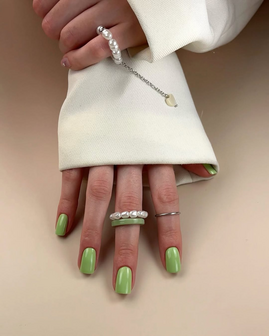 Color Of The Month MAY 26  Young - groene tint