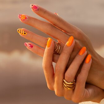 gelpolish in de kleur 'Inner Flame (neon) ' van NEONAIL - oranje tint